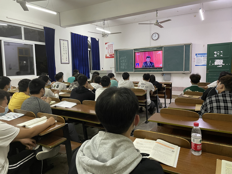 1666578979594033236.jpg 班主任老师及学生晚自习观看二十大.jpg